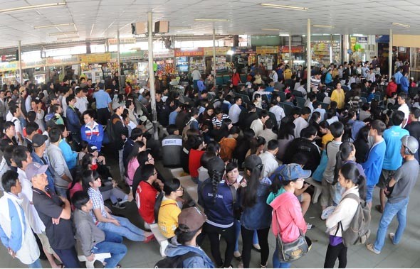 Passengers crowd in MIen Dong Station to buy bus fare to return hometown in Tet holiday. Transport agencies must ensure enough vehicles in Tet holidays (Photo: SGGP) Passengers crowd in MIen Dong Station to buy bus fare to return hometown in Tet holiday. Transport agencies must ensure enough vehicles in Tet holidays (Photo: SGGP)